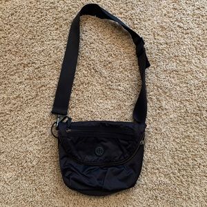 Lululemon crossbody bad!